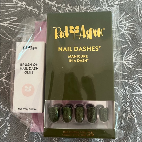 Red Aspen Other - Green Press-On Nails